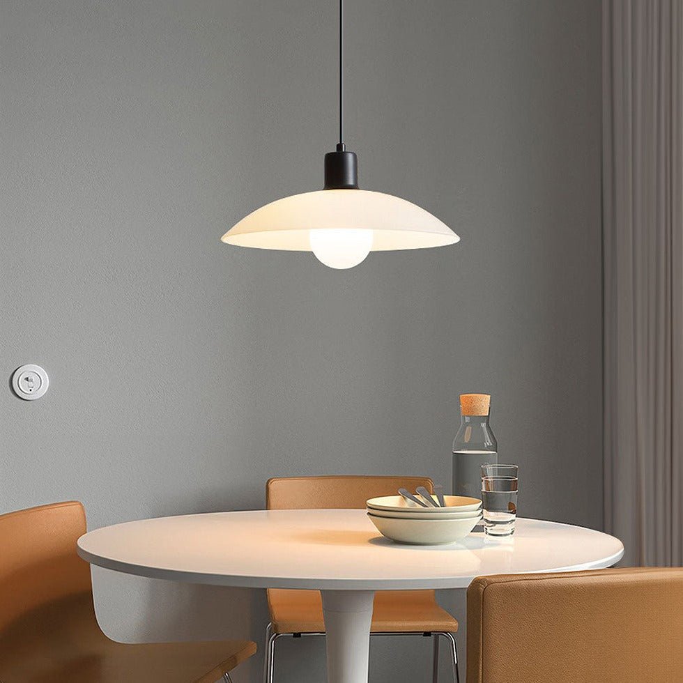 Minimalistische hanglamp van wit gelaagd glas