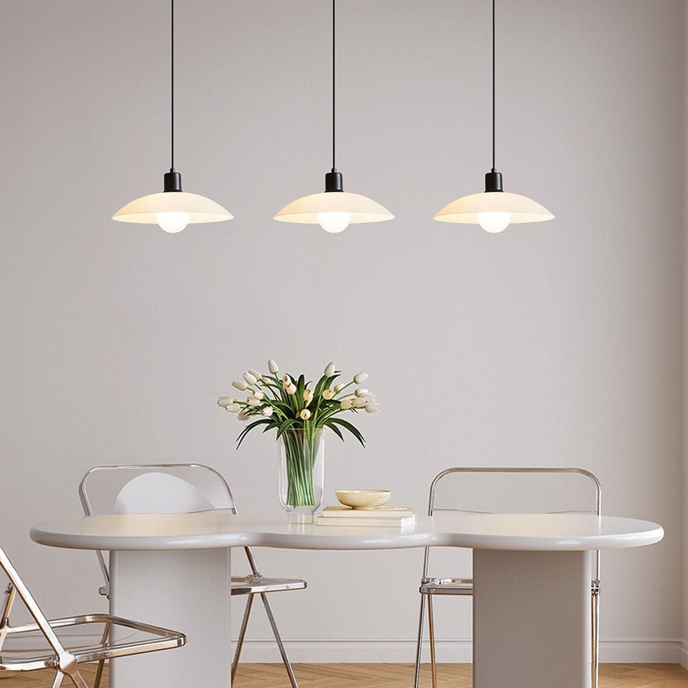 Minimalistische hanglamp van wit gelaagd glas