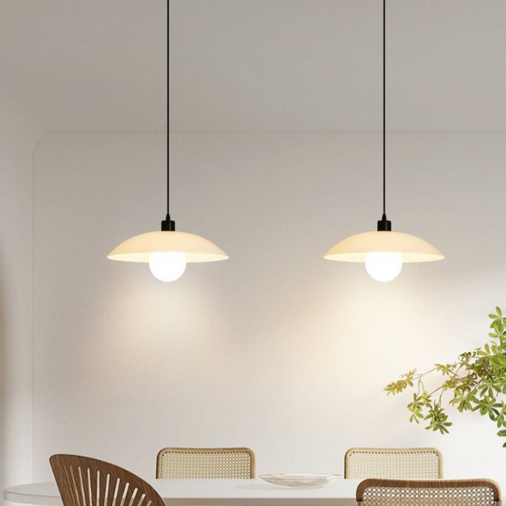 Minimalistische hanglamp van wit gelaagd glas