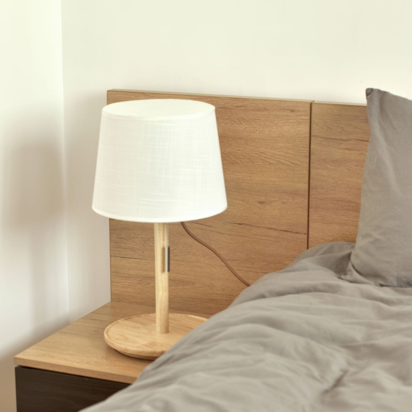 Gentle Glow Scandinavische walnotenlamp met luxe stoffen accenten